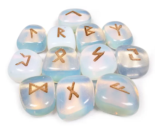 Moonstone Runes Lo Scarabeo